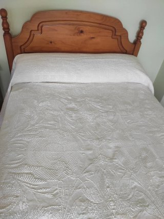 Colcha antigua con textura en relieve blanca