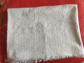 Colcha antigua con textura en relieve blanca