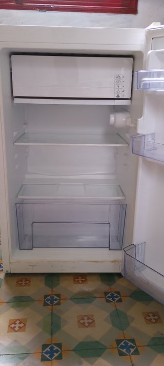 Nevera pequeña blanca