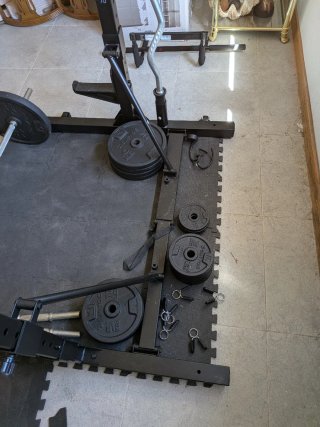 Rack de gimnasio con pesas y barra