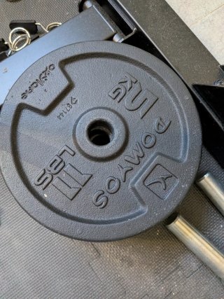 Rack de gimnasio con pesas y barra