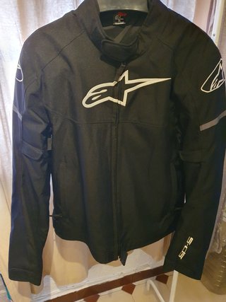 Chaqueta Alpinestars Negra, logos en blanco talla