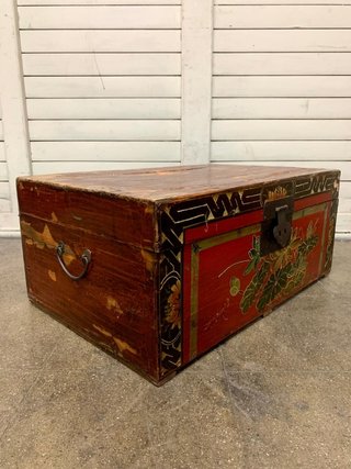 Baúl antiguo oriental. Pintado a mano