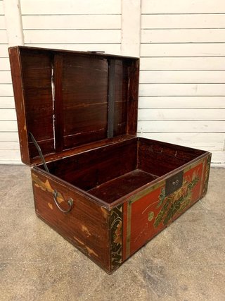 Baúl antiguo oriental. Pintado a mano