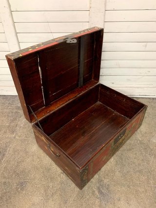 Baúl antiguo oriental. Pintado a mano