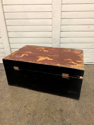 Baúl antiguo oriental. Pintado a mano
