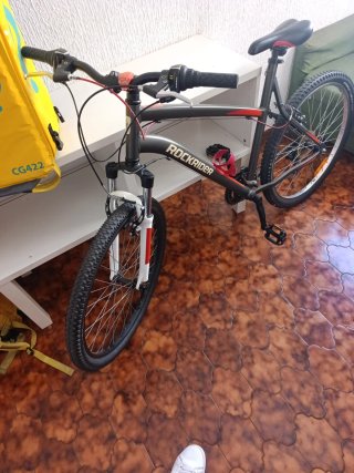 Bicicleta Rockrider Negra y Roja