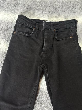 Pantalón negro Zara flare con rotos