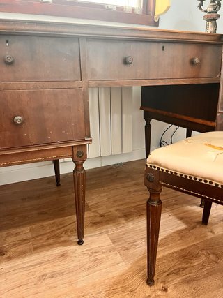 Escritorio de madera maciza con silla