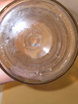 Botella de cristal con líneas doradas