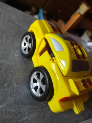Coche amarillo convertible