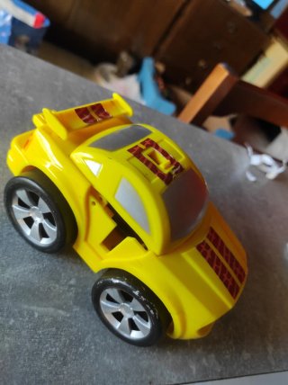 Coche amarillo convertible