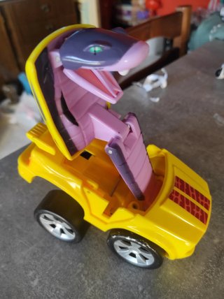 Coche amarillo convertible