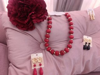 conjuntos de 3 piezas 30€ y solo pendientes 12€