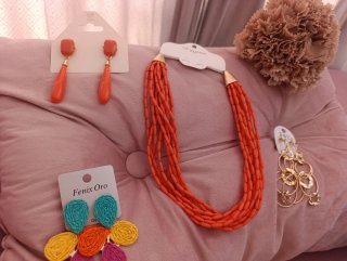 conjuntos de 3 piezas 30€ y solo pendientes 12€