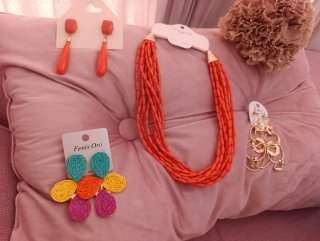 conjuntos de 3 piezas 30€ y solo pendientes 12€