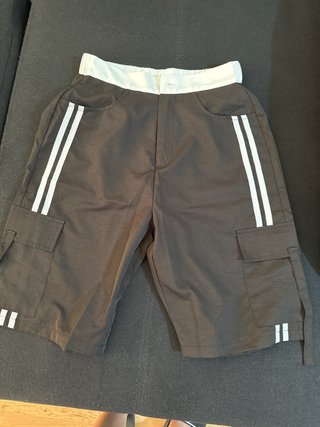 Pantalón corto deportivo negro y blanco