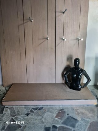 Arredamento negozio con appendini