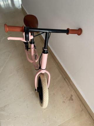 Bicicleta sin pedales rosa