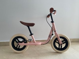 Bicicleta sin pedales rosa