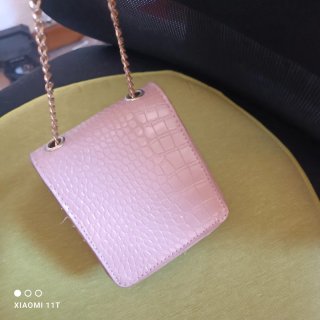 Bolso rosa con cadena dorada