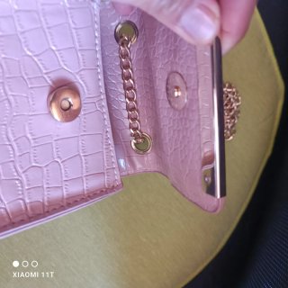 Bolso rosa con cadena dorada