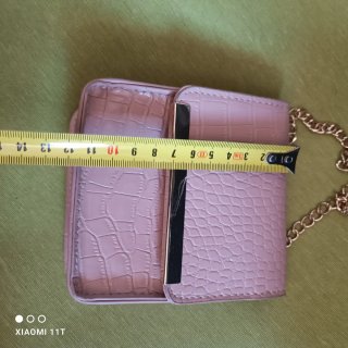 Bolso rosa con cadena dorada