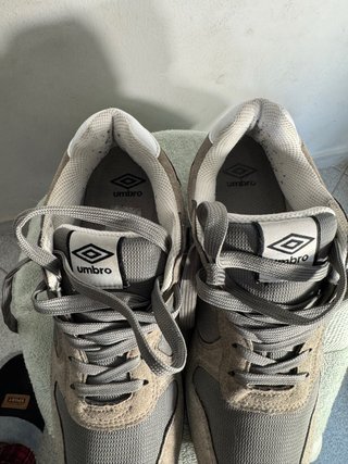 Scarpe da ginnastica grigie e bianche