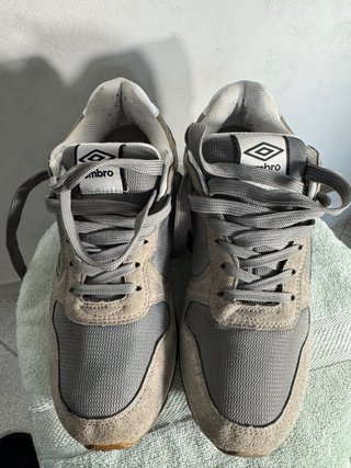 Scarpe da ginnastica grigie e bianche