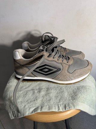 Scarpe da ginnastica grigie e bianche