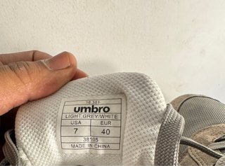 Scarpe da ginnastica grigie e bianche