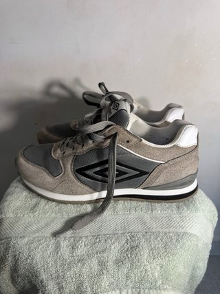 Scarpe da ginnastica grigie e bianche