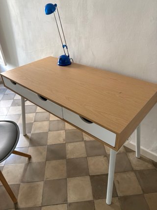 Sillas de plástico y madera