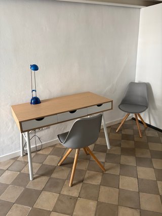 Sillas de plástico y madera