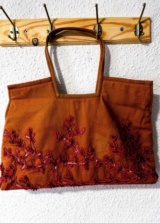 Bolso naranja con detalles rojos