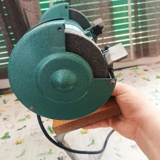 Esmeriladora con soporte de madera