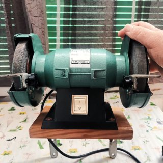 Esmeriladora con soporte de madera