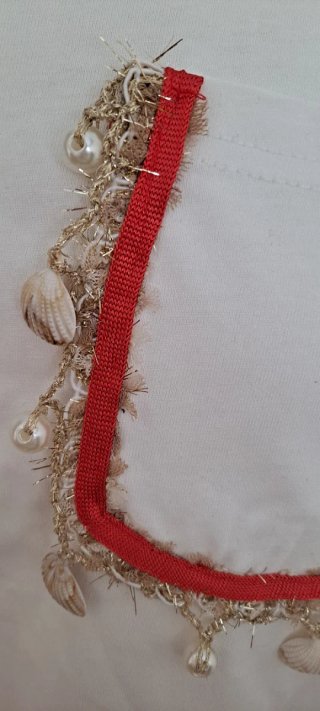 Camiseta blanca con abalorios