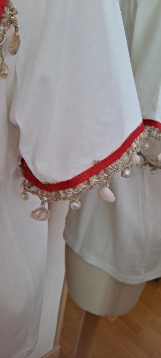Camiseta blanca con abalorios