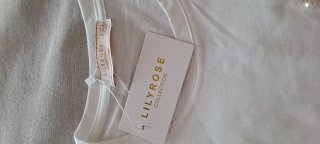 Camiseta blanca con abalorios