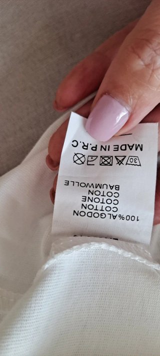 Camiseta blanca con abalorios