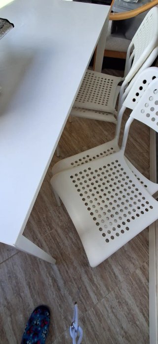 Mesa blanca y 4 sillas