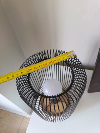 Lámpara de mesa negra y madera