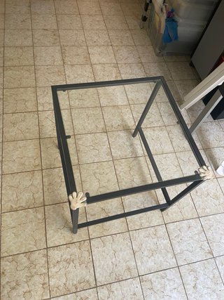 Mesa de cristal y metal cuadrada