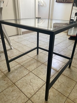Mesa de cristal y metal cuadrada