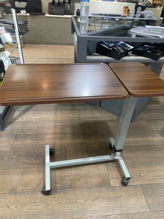 Mesa auxiliar de madera con ruedas