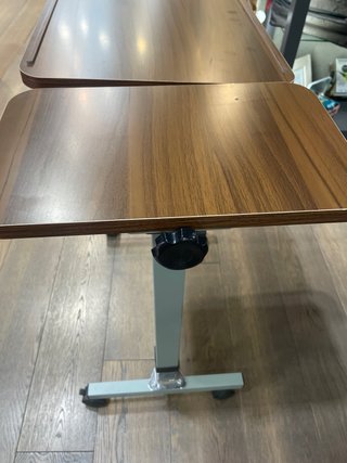 Mesa auxiliar de madera con ruedas