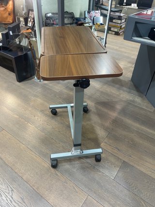 Mesa auxiliar de madera con ruedas