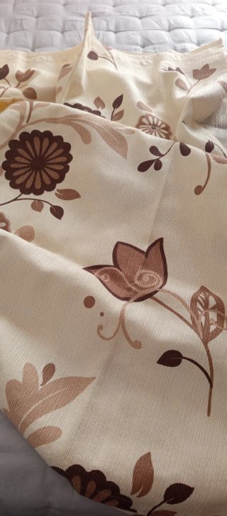 Cortinas beige y marrón con estampado floral