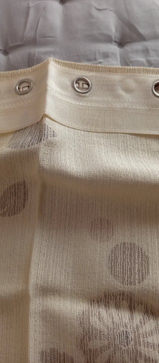 Cortinas beige y marrón con estampado floral